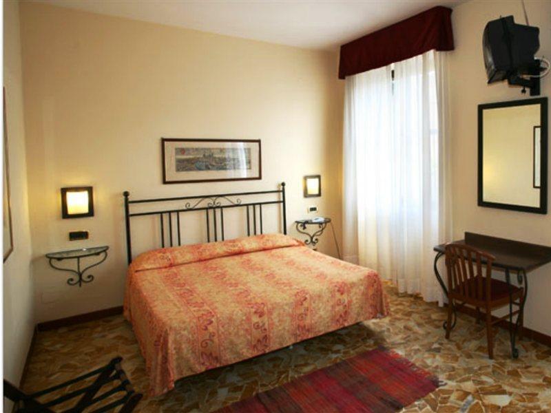 Hotel Ariston 比萨 外观 照片